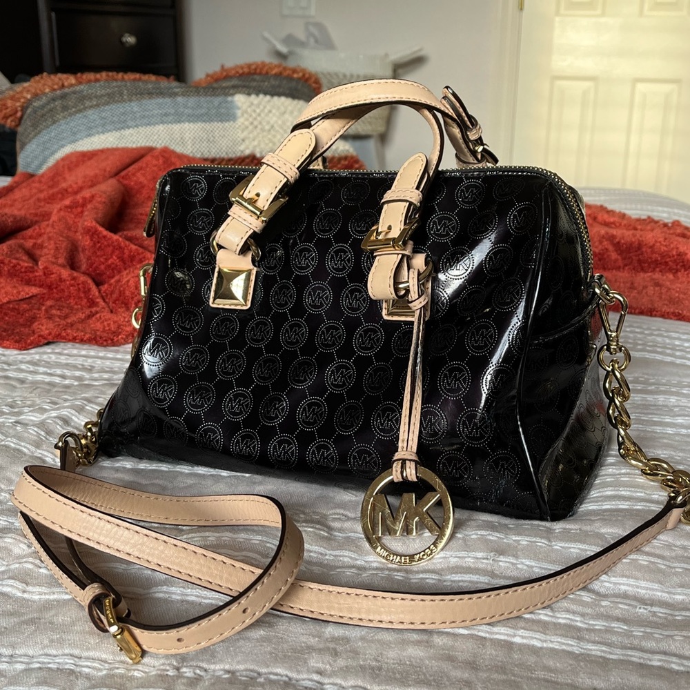 MICHAEL KORS BLACK PATENT bag with crossbody strap